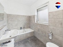 Badezimmer OG Neuwertige Doppelhaush�lfte mit sonniger Terrasse und Garten!
