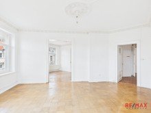 Wohnzimmer Historische Eleganz trifft Wohnkomfort - helle Altbauwohnung in der Oststadt