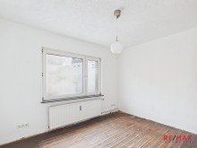 Schlafzimmer Zentral in Lehrte: Sanierungsbed�rftiges Mehrfamilienhaus in Bahnhof-N�he!