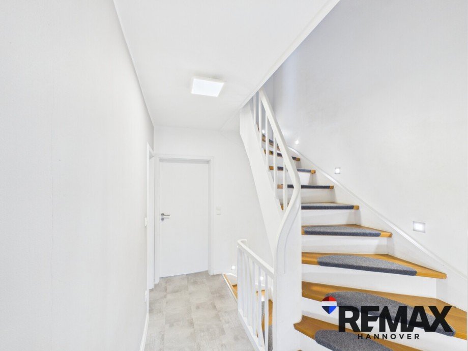 Flur/ Treppe zum 1.OG Reihenendhaus Ronnenberg