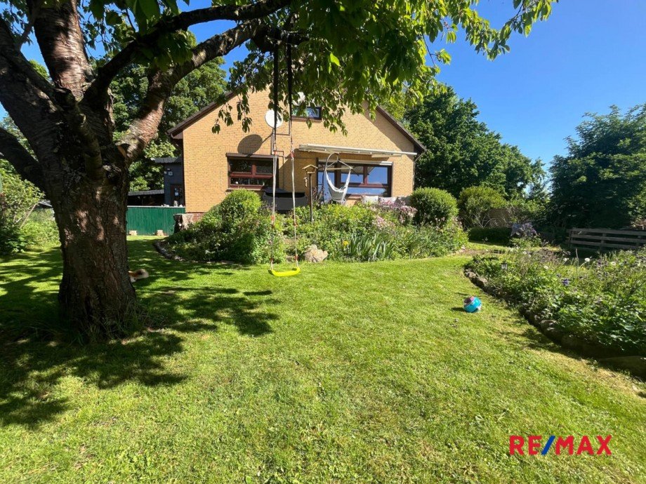 Der gr�ne Garten im Sommer Einfamilienhaus Algermissen / L�hnde