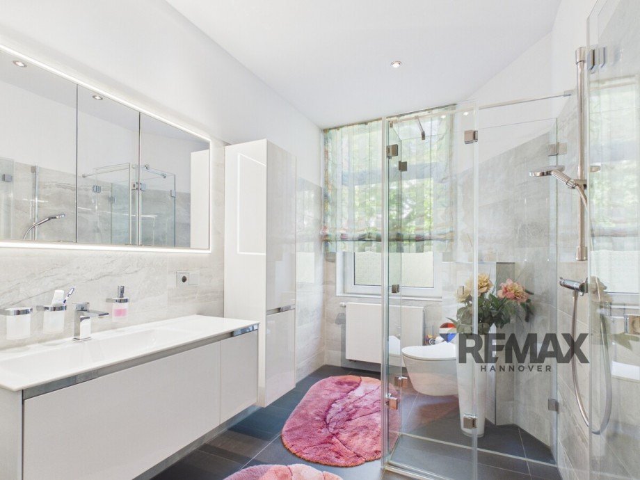 Badezimmer 1.Og. Mehrfamilienhaus Hannover / Linden-S�d