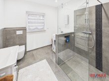 Neubau-WC Landhaus mit Neubau, Ferienwohnung, Wintergarten & Photovoltaik auf gro�em Grundst�ck