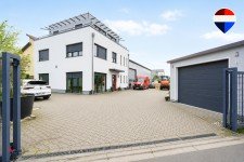 Hauptbild Wohnen und Arbeiten perfekt vereint - Moderne Wohn- und Gewerbeimmobilie mit Halle in Seelze!
