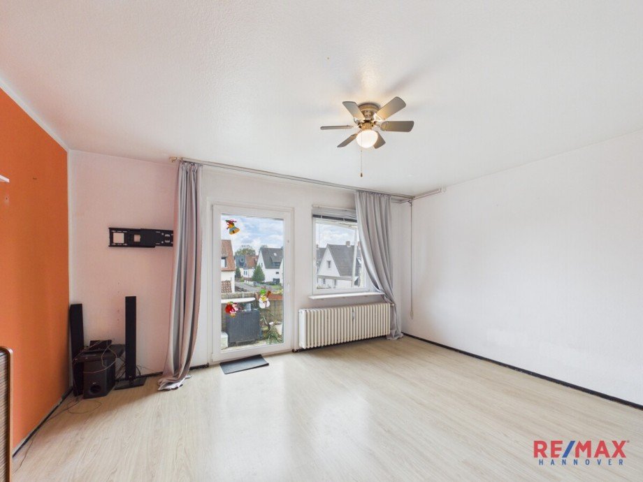 OG Wohnung - Wohnzimmer mit Balkon Mehrfamilienhaus Hannover