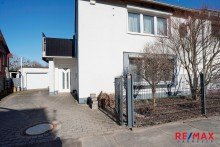 Frontansicht Doppelhaush�lfte mit gro�em Garten in Wennigsen-Evestorf