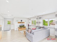 Neubau-Wohnzimmer Landhaus mit Neubau, Ferienwohnung, Wintergarten & Photovoltaik auf gro�em Grundst�ck