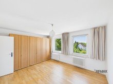 Zimmer im 1. Stock rechts Gro�z�giges Reihenmittelhaus in gefragter Lage der Marienburger H�he