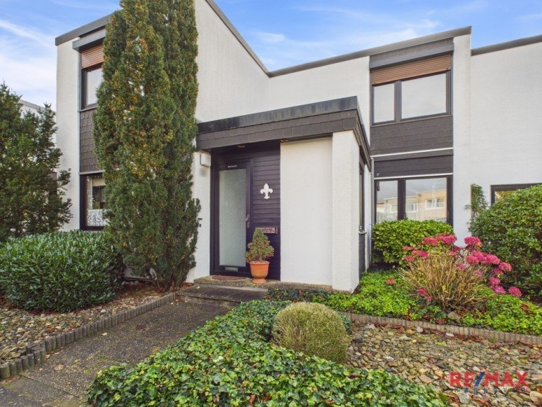 Au�enansicht Isernhagen Einfamilienhaus *Isernhagen HB*Familienfreundliches Reihenendhaus auf gro�em Grundst�ck - renovierungsbed�rftig!
